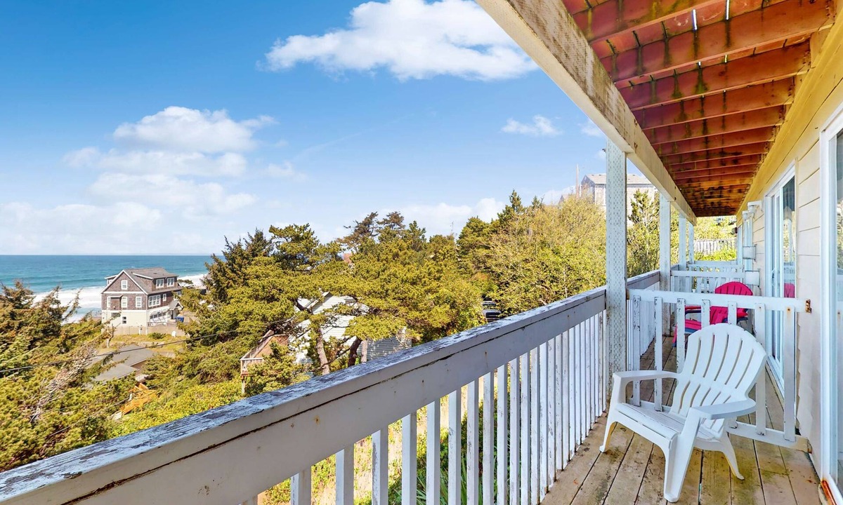 Lincoln City House | Dog Friendly Studio with Ocean Views and Free WiFi Close to Beach Access