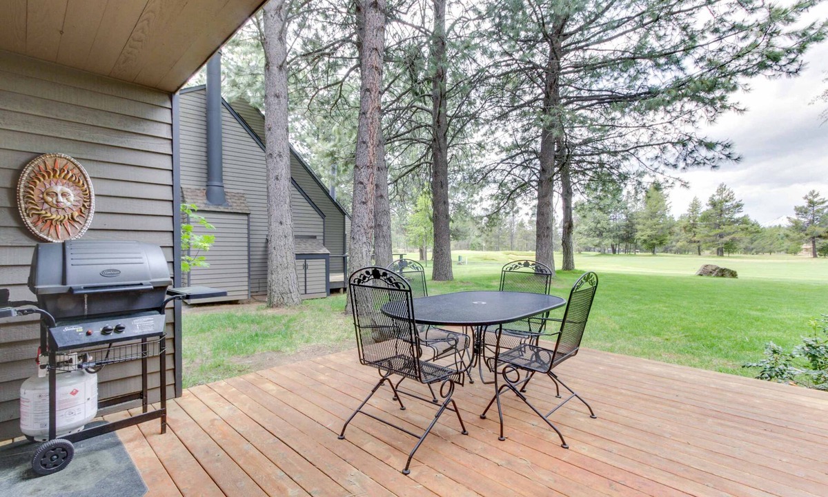 Overlook Park Condo | Dog-friendly Sunriver Condo with Great Location & View, SHARC Passes