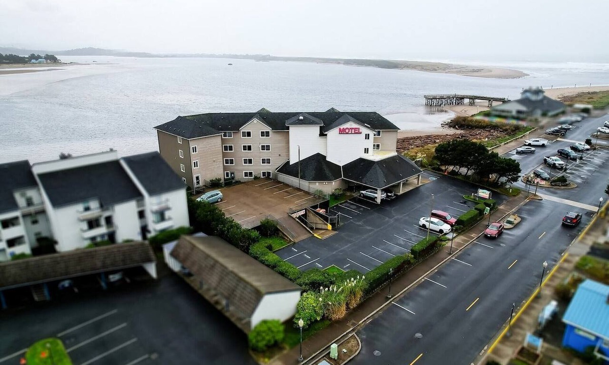Lincoln City Apartment | Double Queen Room - Bay View (Pet Friendly)