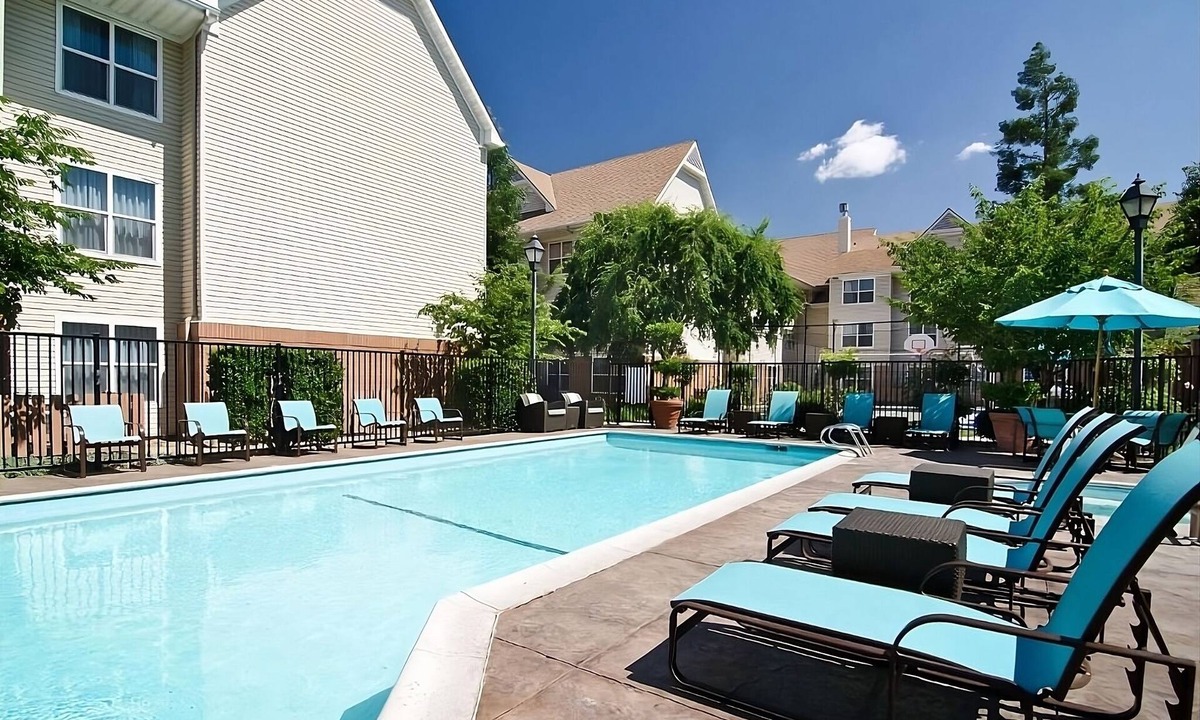 Raisin Hotel | Downtown Delight in Fresno! Full Kitchen, Breakfast, Pets Allowed, Outdoor Pool!