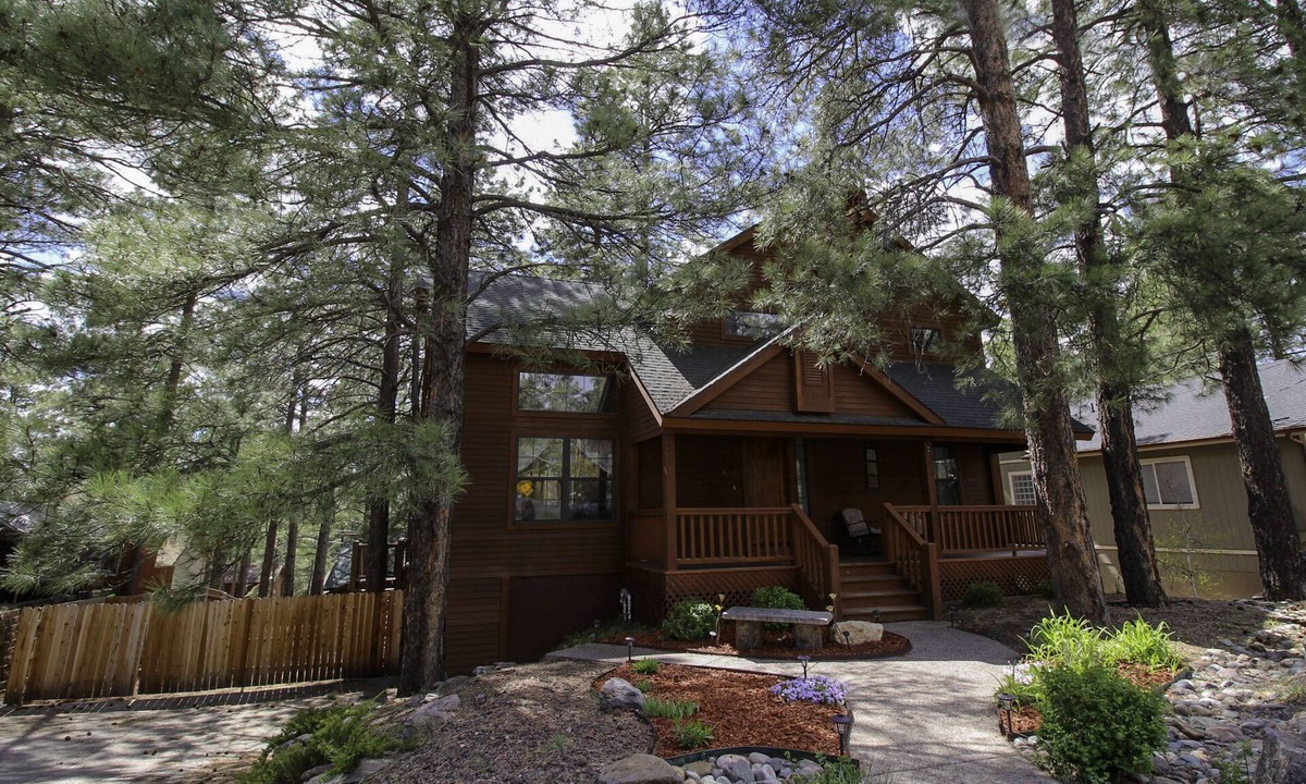 Kachina Village Cabin | Dream Cabin in the Pines with A/C and HOT TUB!