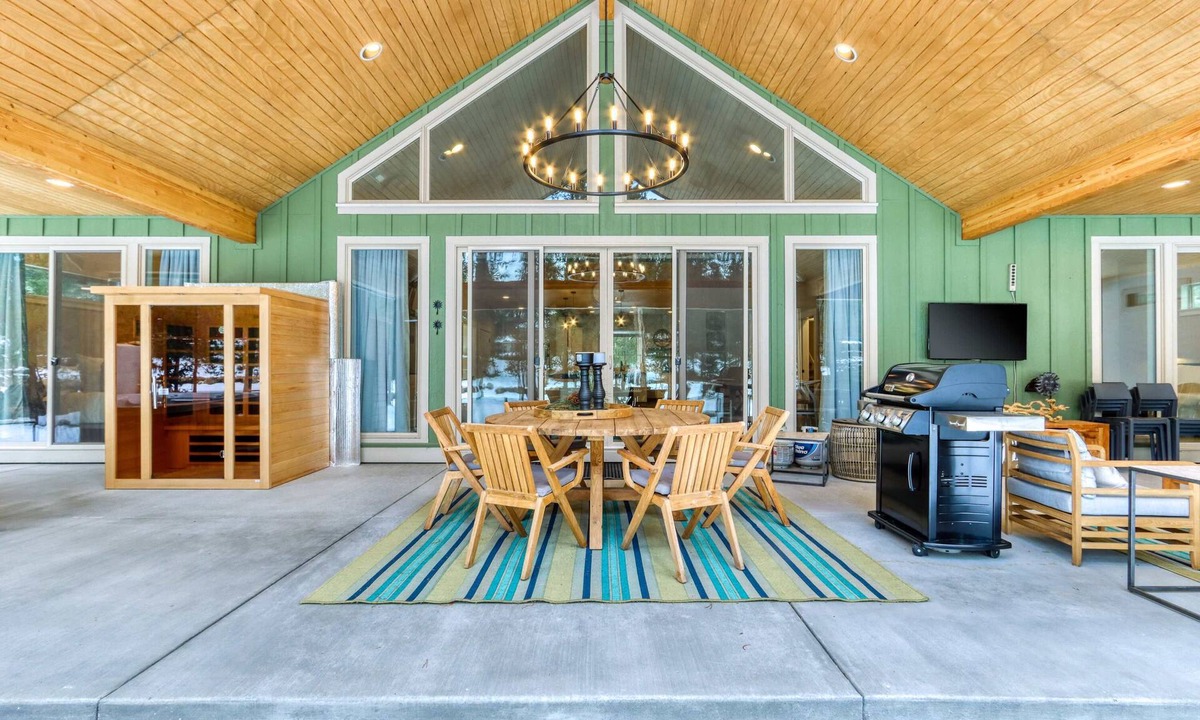 Oregon Water Wonderland House | Dream on the Deschutes River with private sauna, game room, & massage chairs