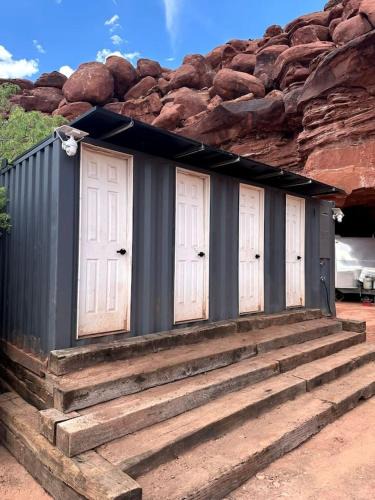 Moab House | Dreamy Cave for Adventure Lovers with Incredible Night Sky Views and Close to Awesome Outdoor Activities in Moab, utah