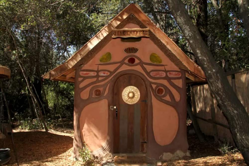 Geyserville RV Rental | Dreamy Fairy Tale Hut Rental with Pool and Sauna Access at Retreat in Sonoma County
