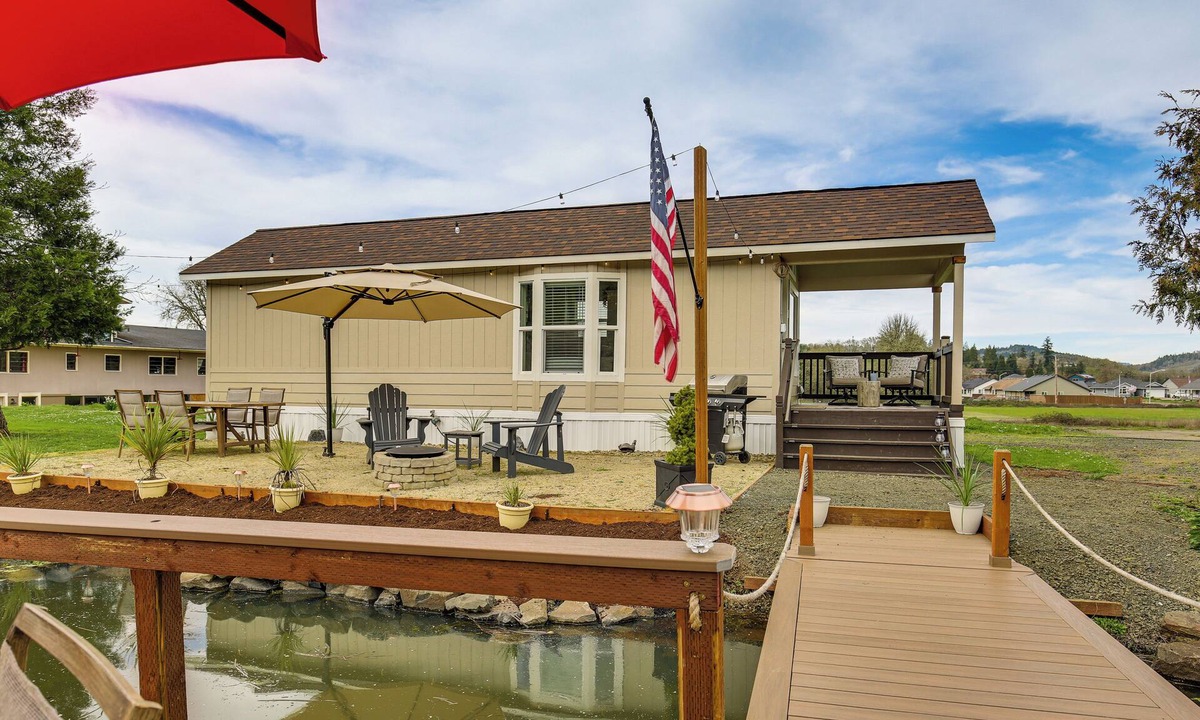 Oakland Cottage | Dual-Cottage Getaway in Oakland w/Private Pond