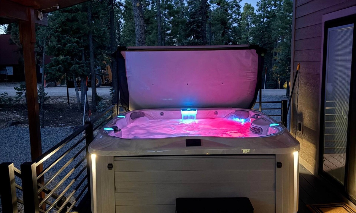 Duck Creek Village House | Duck Creek Luxury Cabin w/Hot Tub-Las Hermanas