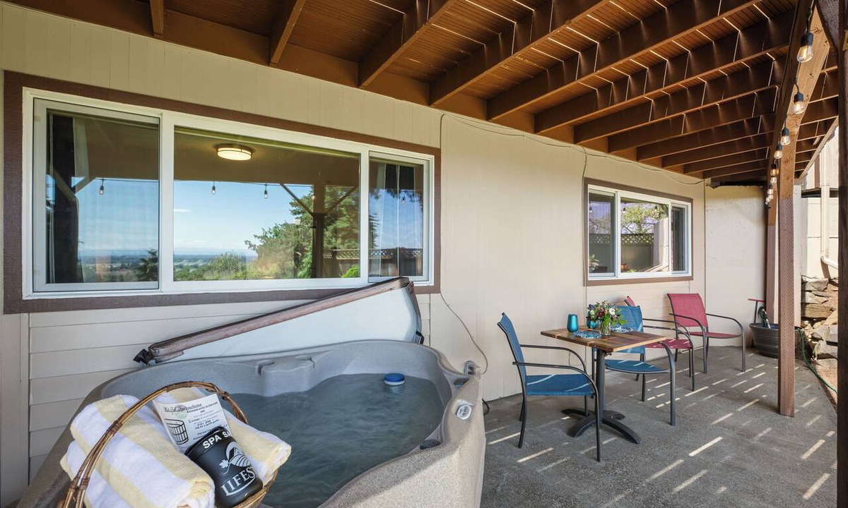 Dundee Condo | Dundee Hills Horizon | 2BR Suite, Hot Tub & Views