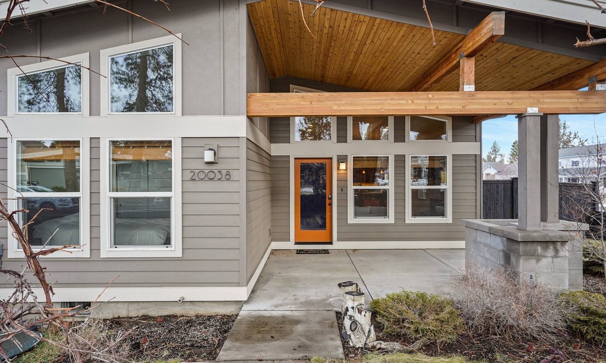 Southern Crossing House | Dwell 30 Day Minimum- Modern & Peaceful, Walk to Old Mill, New and Lovely, AC