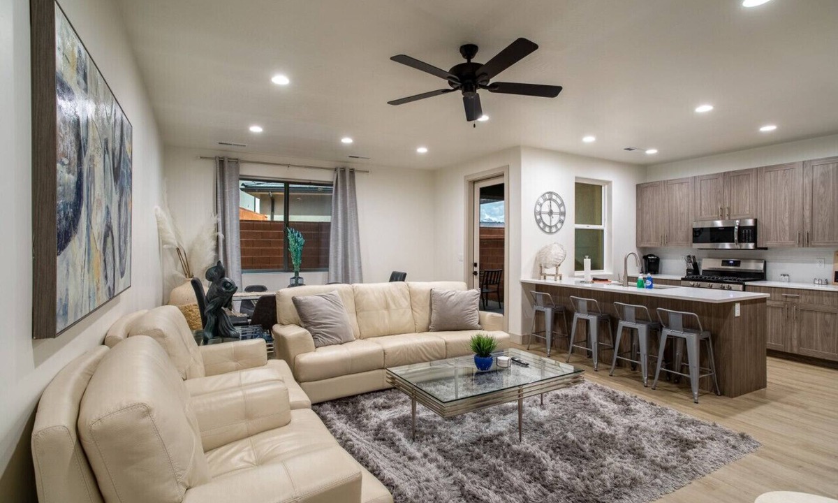 Santa Clara House | E-Scooters, Pizza Oven, Fire Pit, Pool, Arcades!
