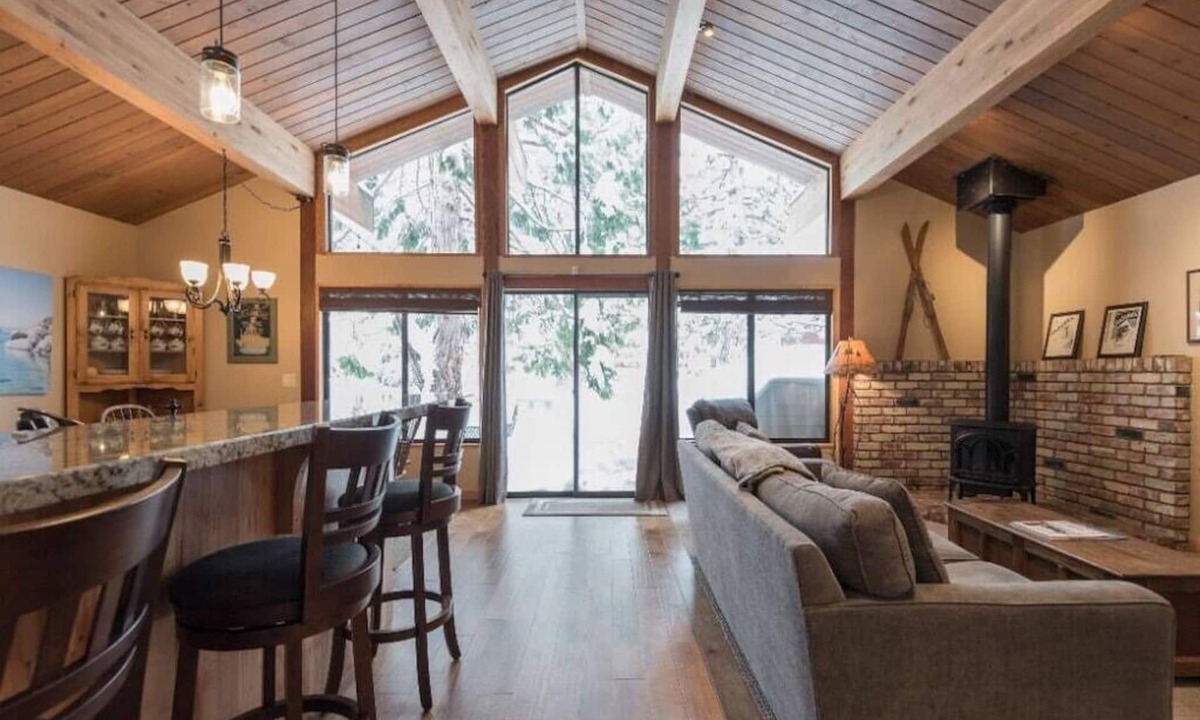 Sunnyside House | Easy walk to homeowners beach and Sunnyside