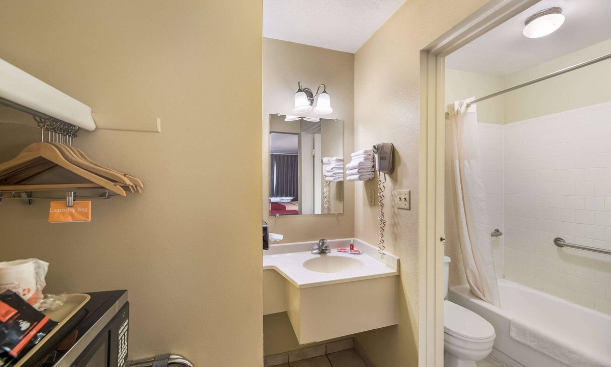Holbrook Hotel | Econo Lodge I-40 exit 286 Holbrook