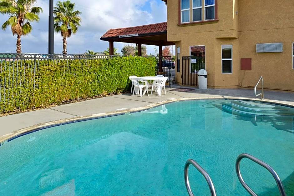 Corning Hotel | Econo Lodge Inn & Suites