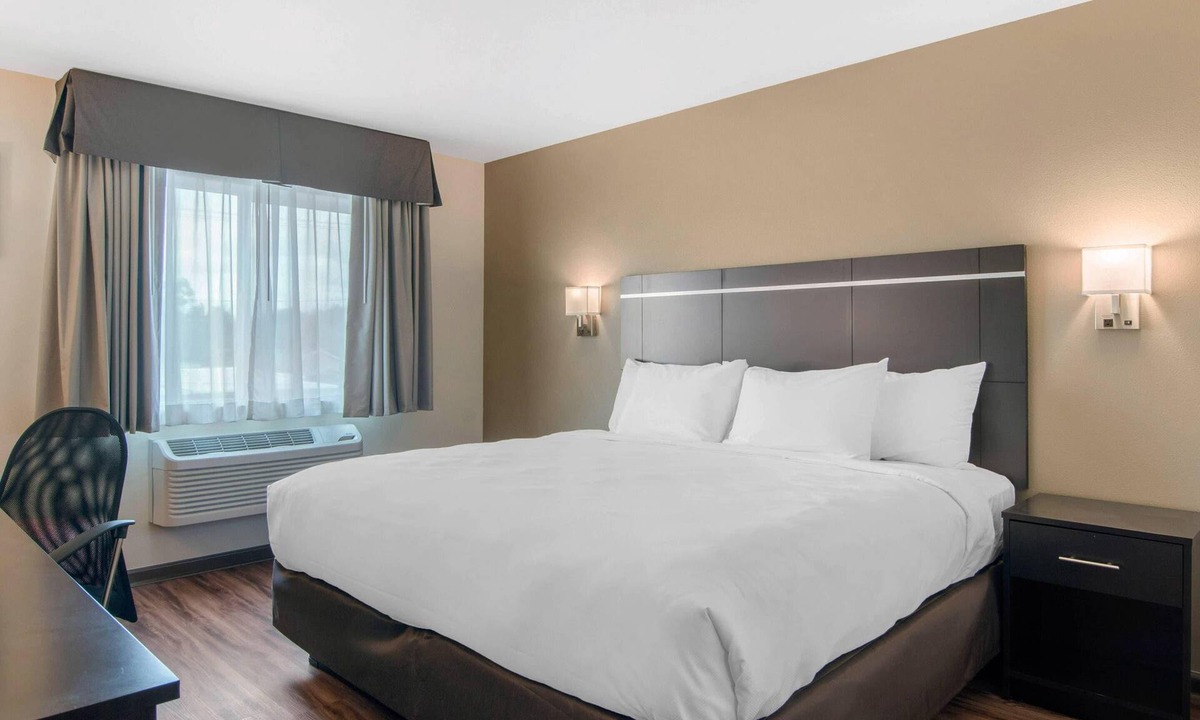 Springfield Hotel | Econo Lodge Inn & Suites Springfield Main Street
