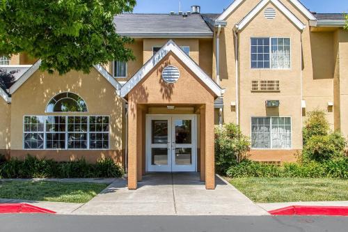 Santa Rosa Hotel | Econo Lodge Inn & Suites Santa Rosa South