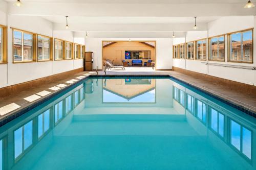 North Fremont Street Hotel | El Castell Motel