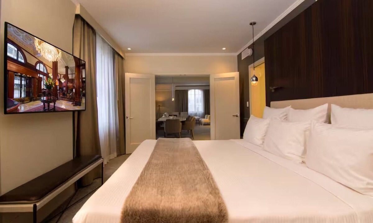 Downtown Portland Hotel | Elegant 1 King Presidential Suite – Luxury Stay Above Portland’s Skyline
