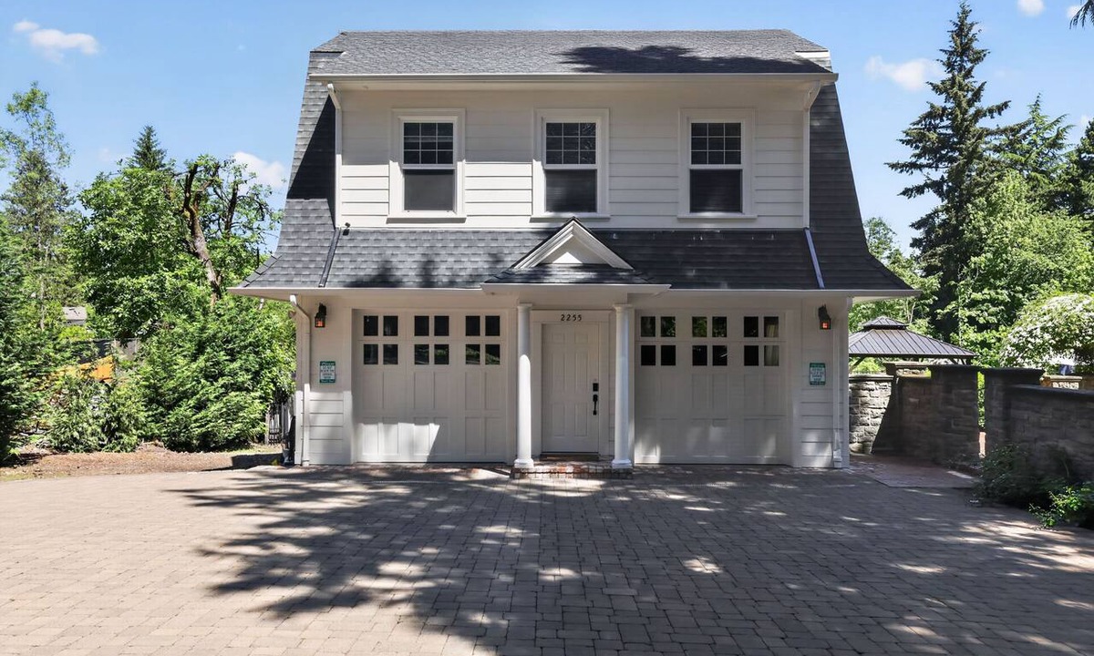 Oak Grove House | Elegant Dutch Colonial Guesthouse w/EV Charging