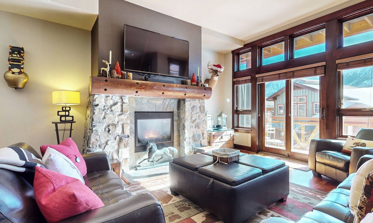 Mammoth Lakes House | Elegant Home, Private Hot Tub & Garage. Next To Biking & Walking Trails