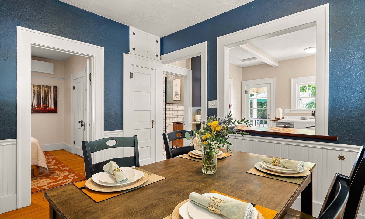 Springfield House | Elizabeth Page House - Charming & Modern Bungalow 3 Bedroom Home