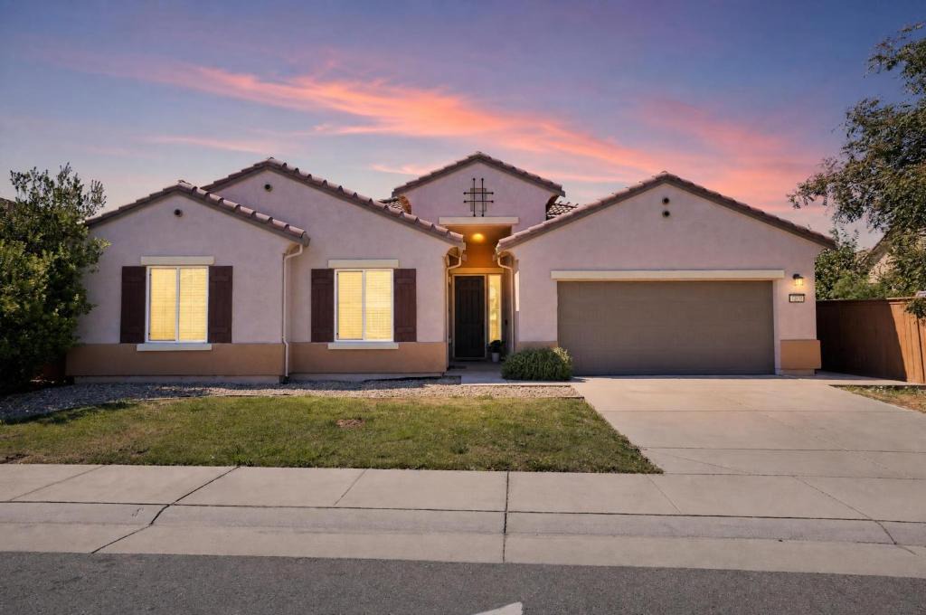 Elk Grove House | Elk Cove Couple's Basecamp home