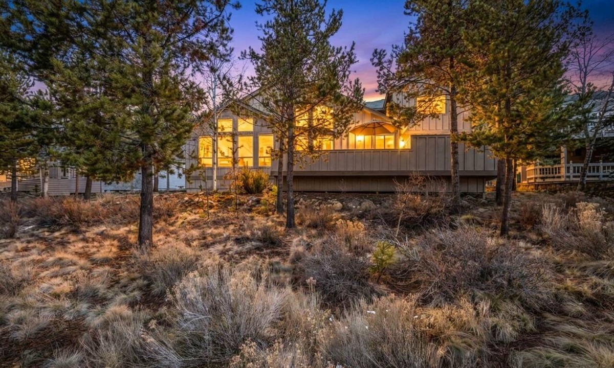 Deer Park House | Elkhorn Lodge, 5 King Suites, Hot Tub, SHARC Passes & Game Room
