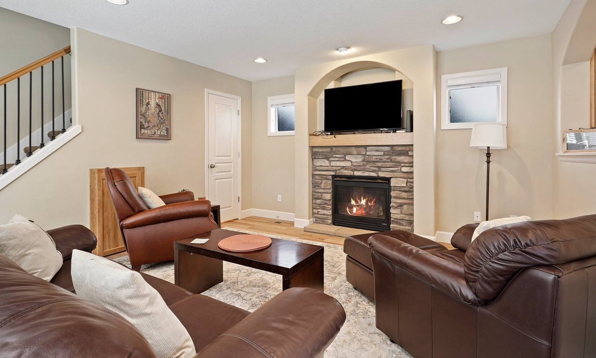 Boyd Acres House | Ellie 30 Day Minimum - Northwest Bend Convenient Location - Private Walled Deck