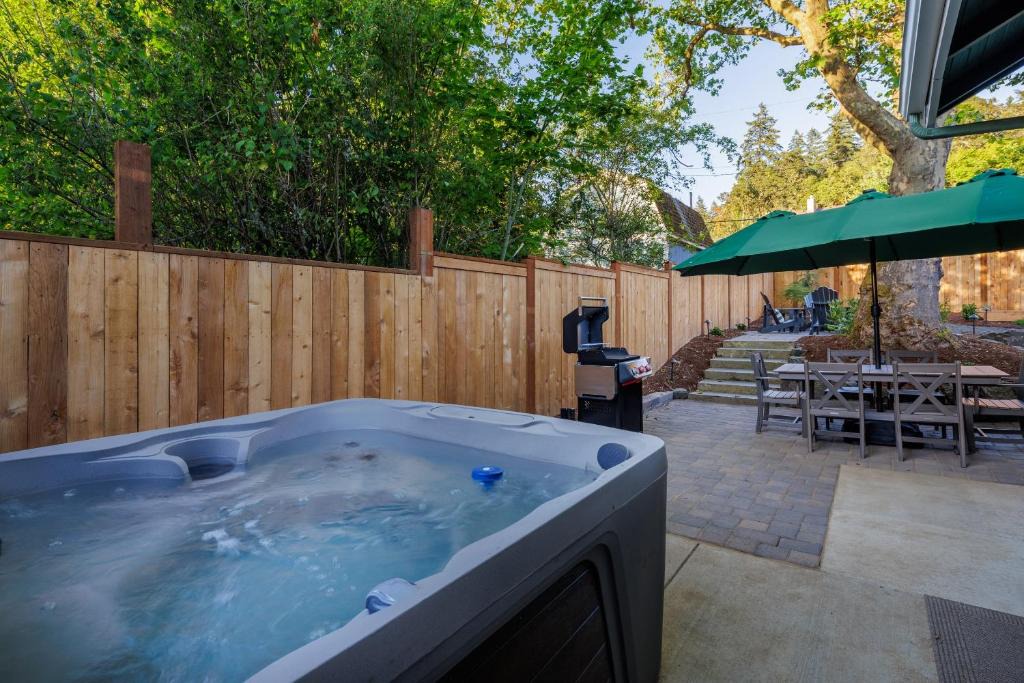 Amazon House | Emerald on Orchard – Luxury Eugene Vacation Rental Near UO home