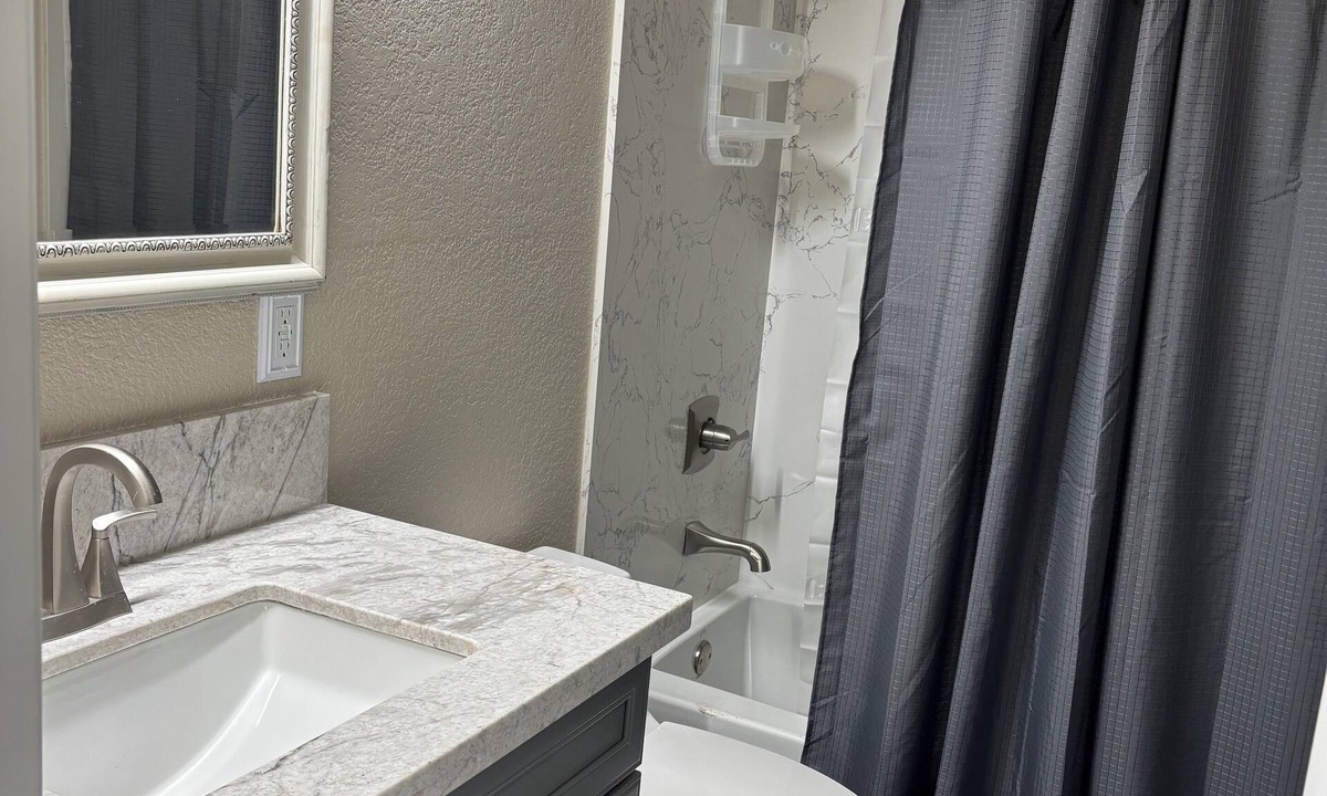 Cirby Side House | Enchanting 2-bedroom house with AC in Roseville