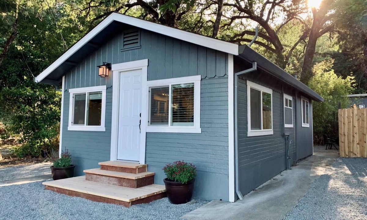 California Wine Country Cottage | Enchanting Creekside Retreat: Your Downtown Oasis