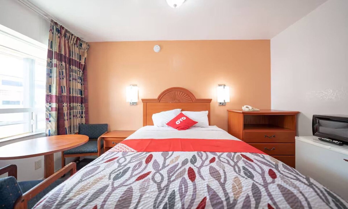Madras Hotel | Enjoy a King Bed & Easy Parking at a Comfortable Room Near Sahalee Park