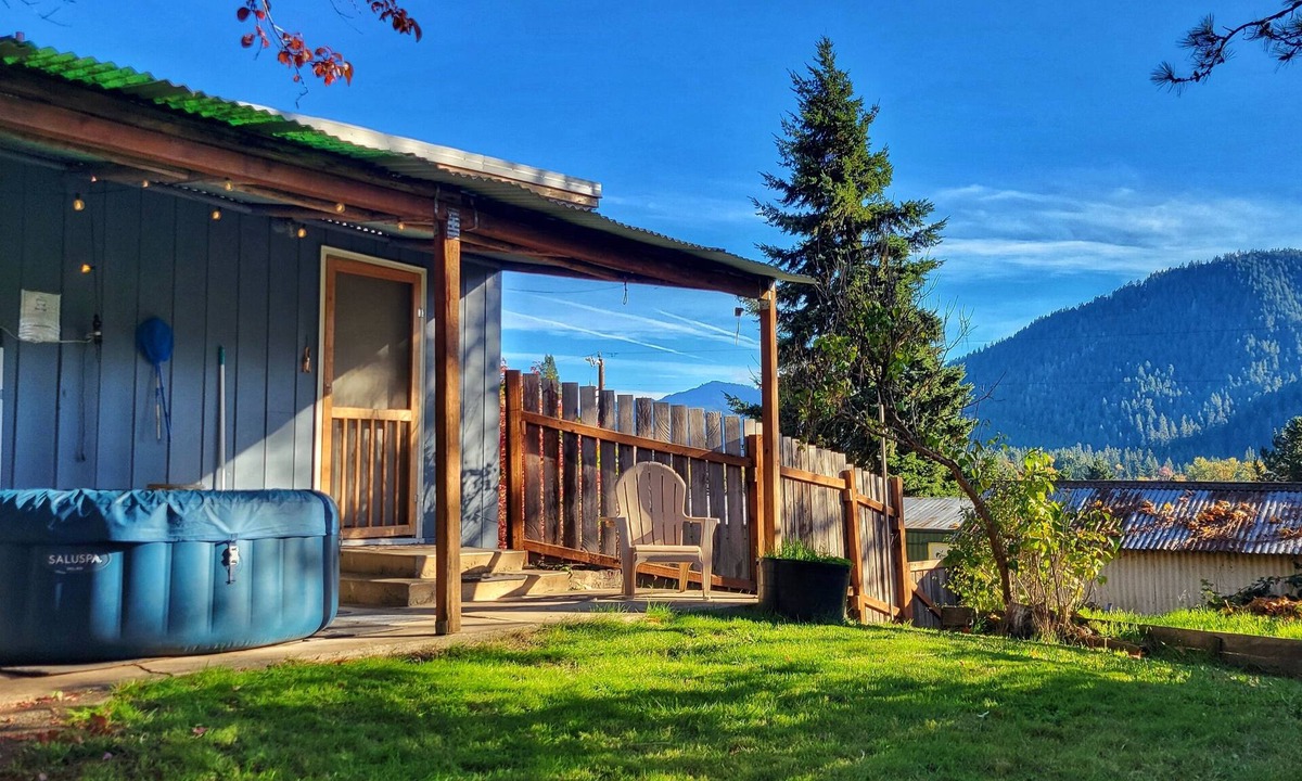 Oakridge House | Enjoy Mountain Peak Views from Hot Tub in Uptown Oakridge 2 Bdr