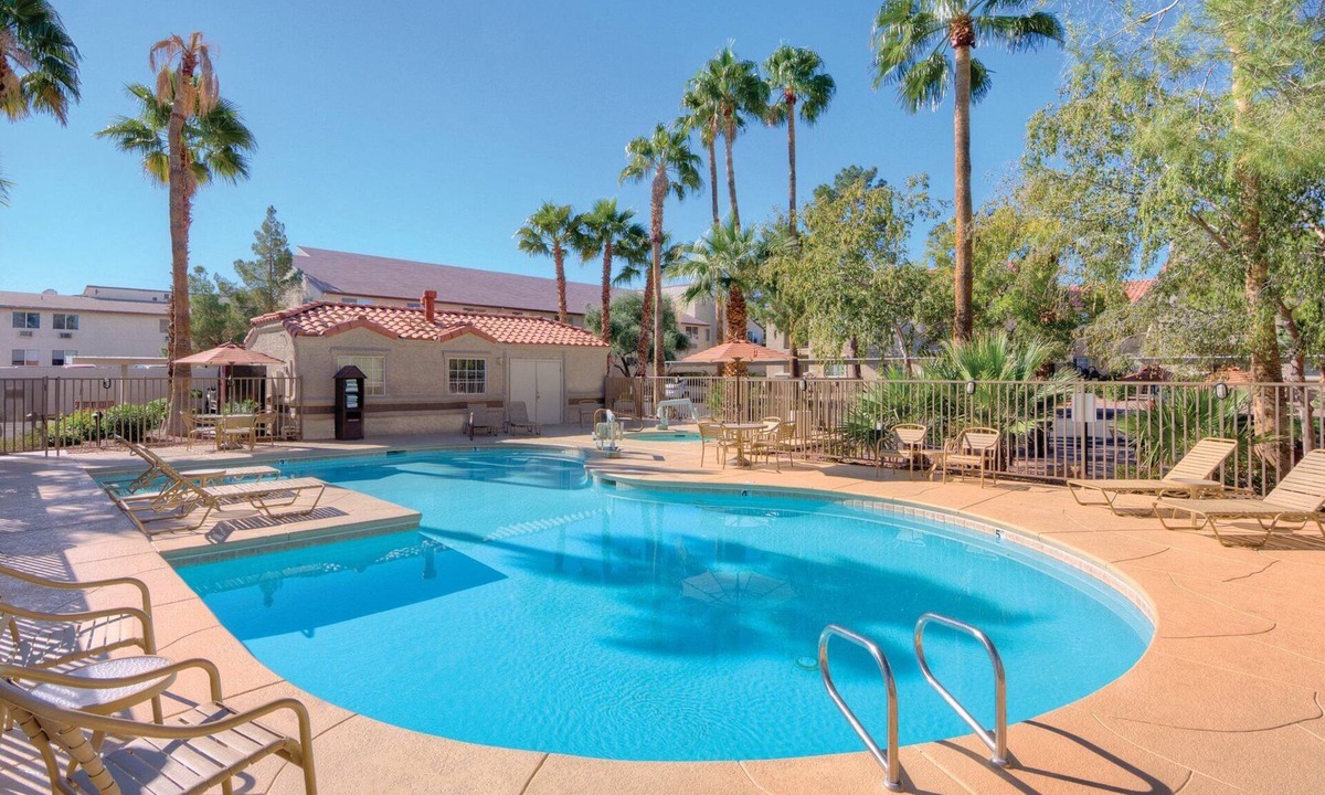 Paradise Resort | Enjoy the Fremont Street Experience!