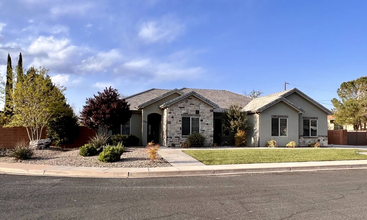La Verkin House | Entire Home with TESLA Charger & RV Parking