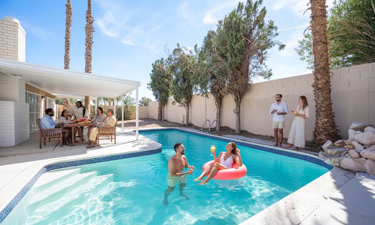 Paradise House | Entire House With Heatable Pool Close to Strip!