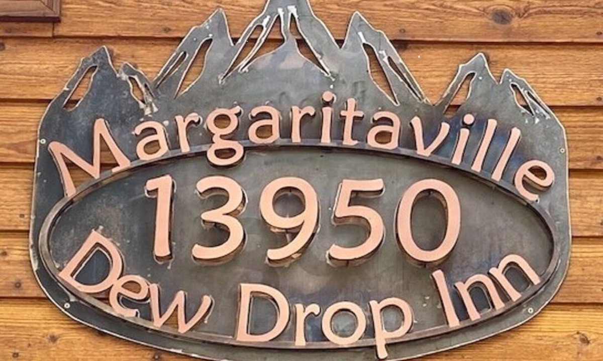 Truckee House | Escape to Margaritaville - Pet Friendly & Hot Tub. 30 Day Minimum Rental.