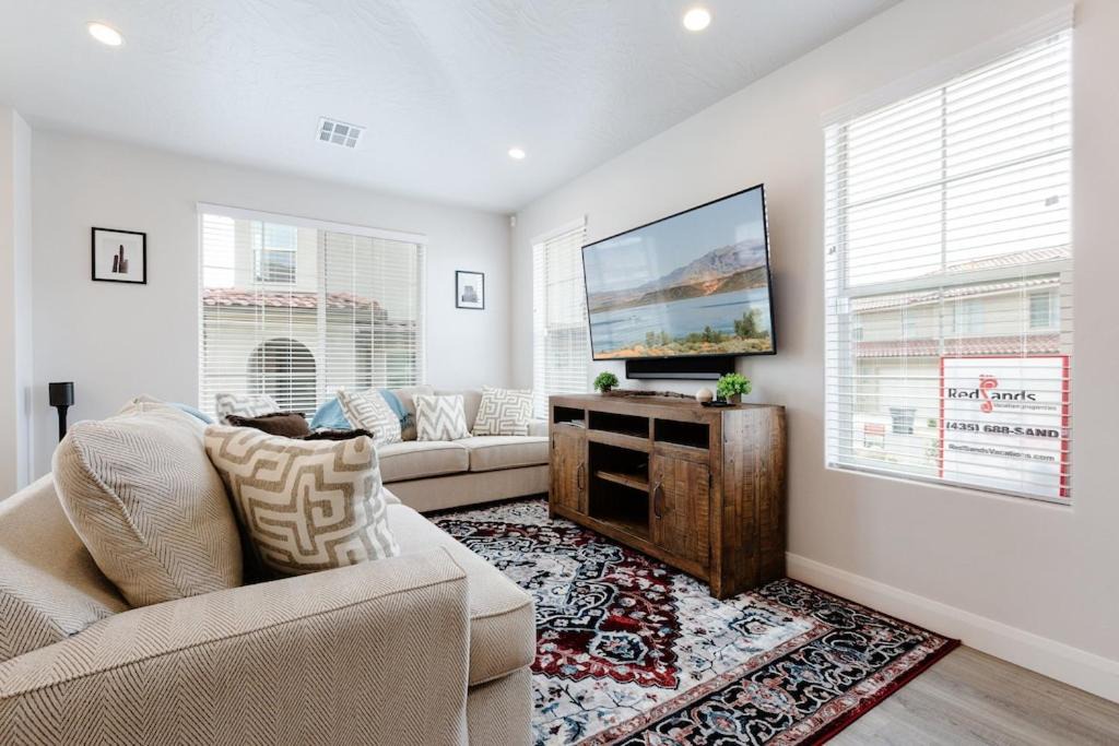 Washington House | Escondido 1126 sleeps 13 guests 3 bedrooms Xbox one