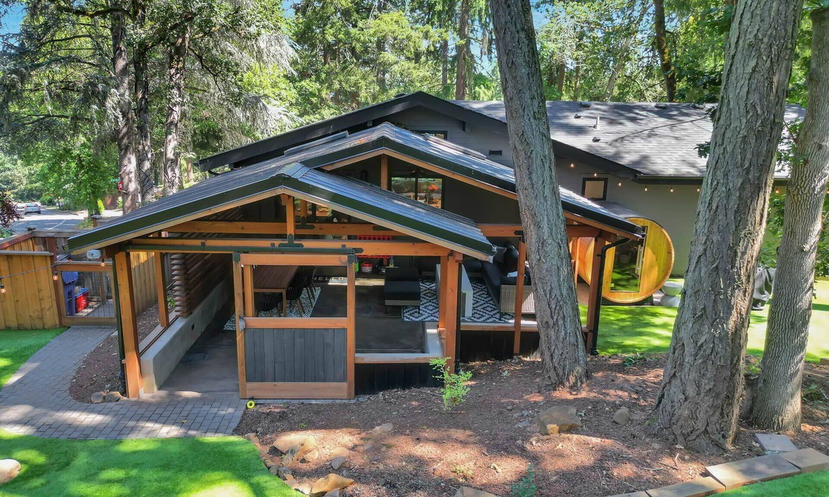 Friendly House | Eugene Evergreen Escape by Les Chalets Stays is a fully renovated home perfect for your crew! Game room, play house, sauna, outdoor entertaining space and huge back yard.