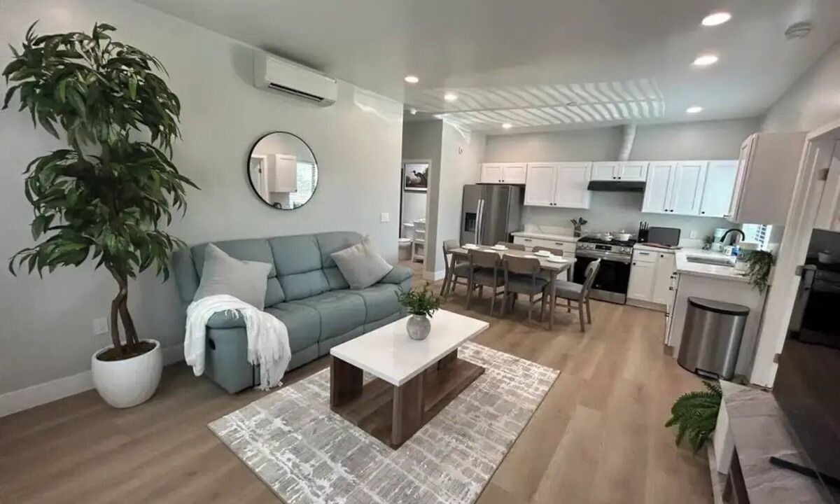 Santa Ana Heights House | Exclusive Elite Suite I Sailing I Luxury Shopping