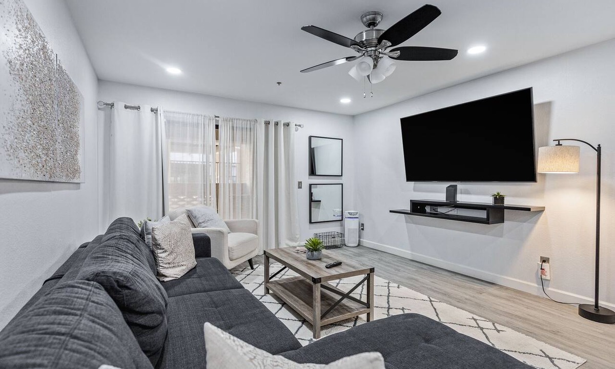 Camelback East Condo | Executive 2 Bdrm Condo in the Heart of Biltmore!