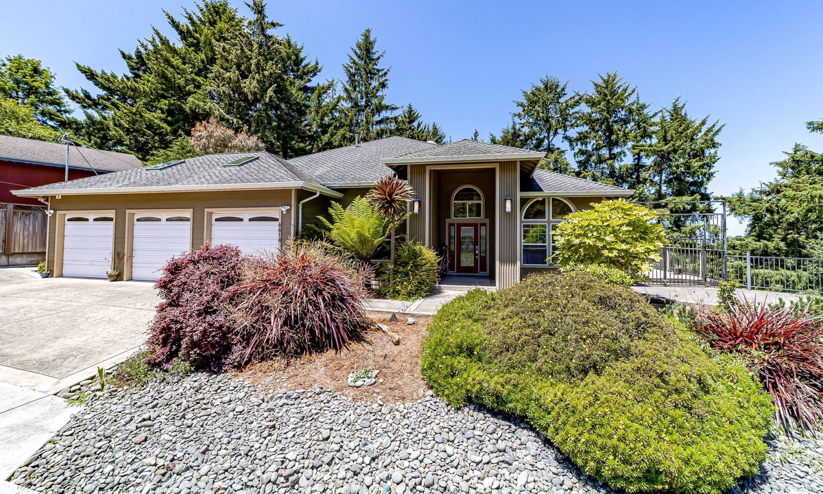 Humboldt Hill House | Expansive retreat with multiple decks, grill, air hockey, fast WiFi & media room