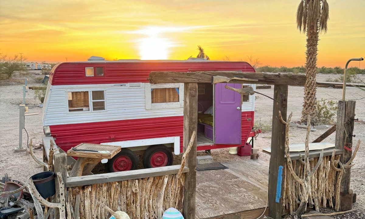Yuma Townsite House | Experience the magic of the Glamis sand dunes in this unique desert getaway