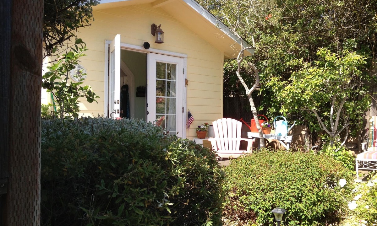 Baywood Park Cottage | Exquisite Cottage, Private Gardens, Walk To Bay