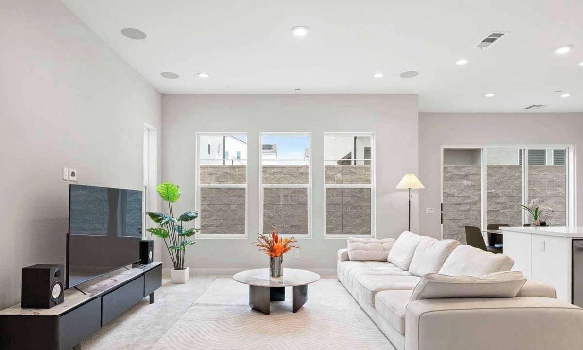 Lake Forest House | Exquisite Retreat on Pin Ln #41790