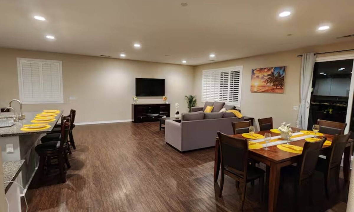Riverside House | Fabulous 4-bedroom house with AC in Riverside