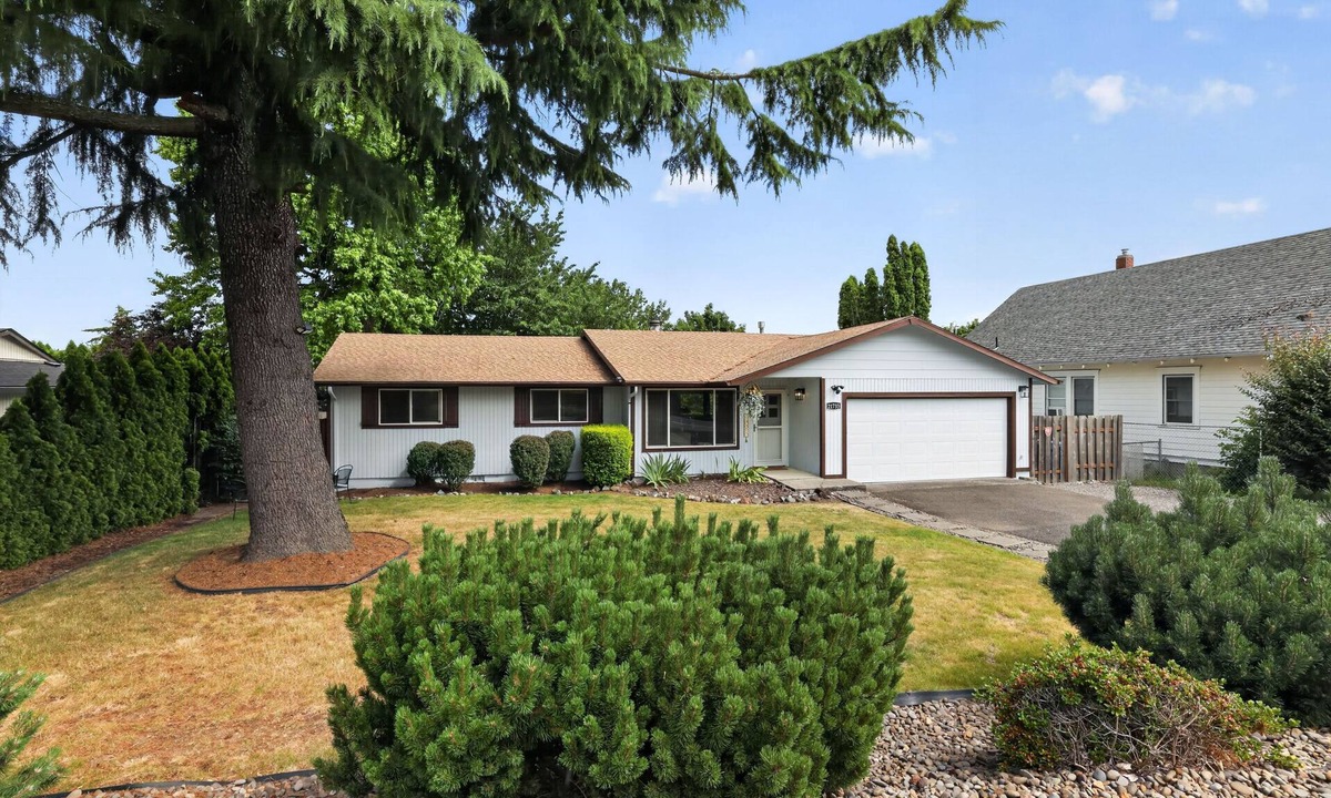 Fairview House | Family Fairview Home | Gorge Access & Covered Deck