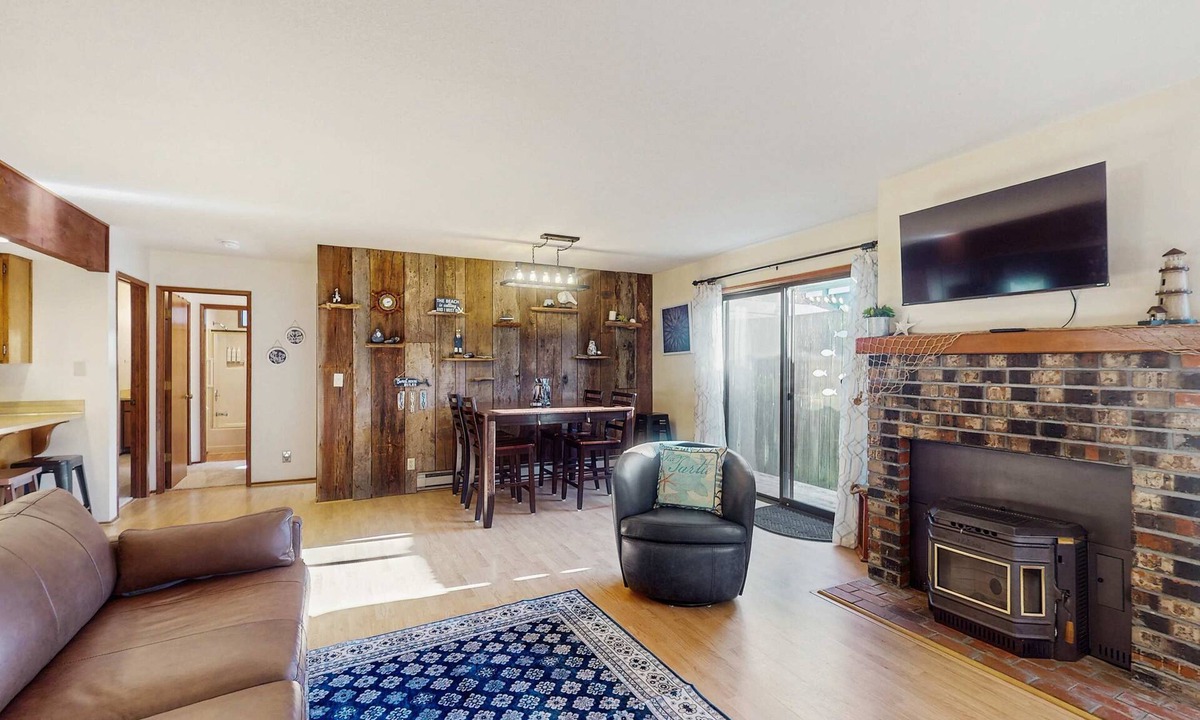 Winchester Bay House | Family friendly home near the ocean with a yard, gas grill, full kitchen, W&D