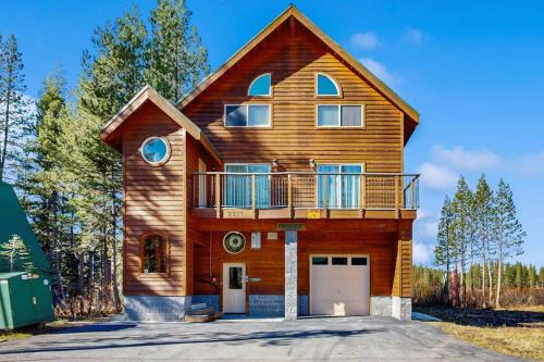 Serene Lakes House | Family-friendly lakefront getaway with a gas fireplace furnished deck & views