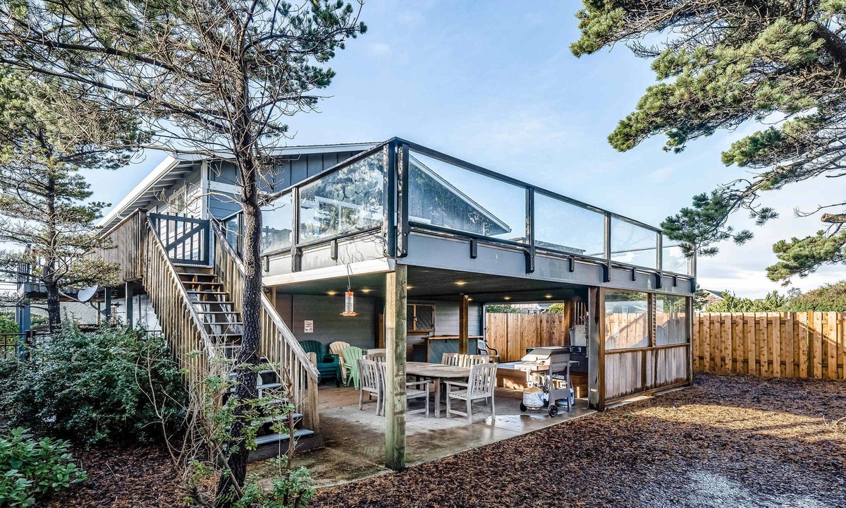 Gleneden Beach House | Family friendly house with ocean view and private hot tub walk to beach dogs OK