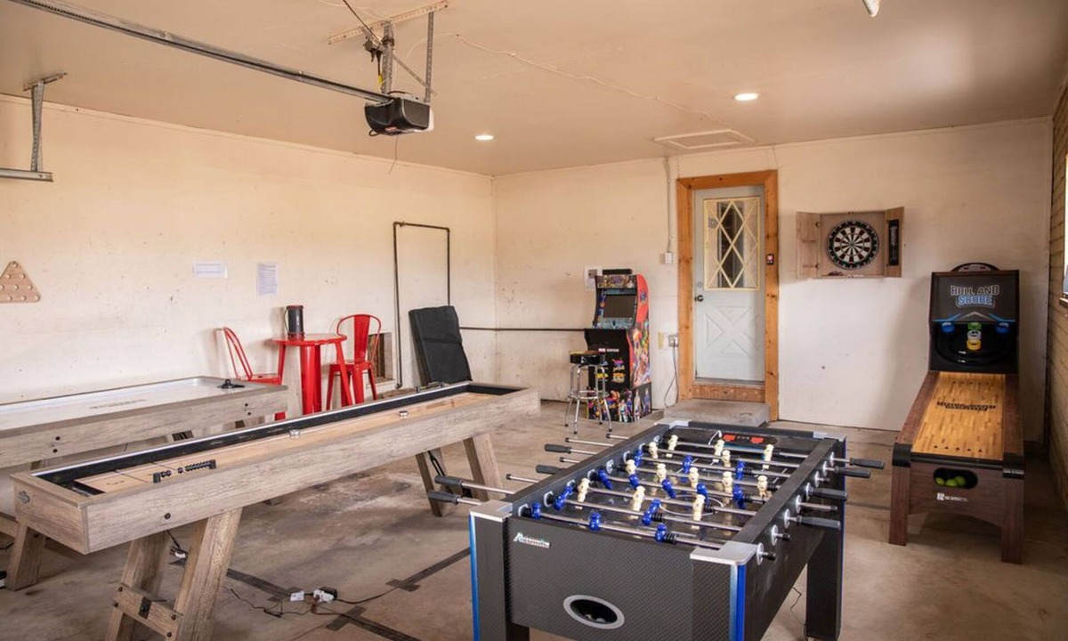 Baderville Cottage | family getaway with hot tub and game room on 2 acres