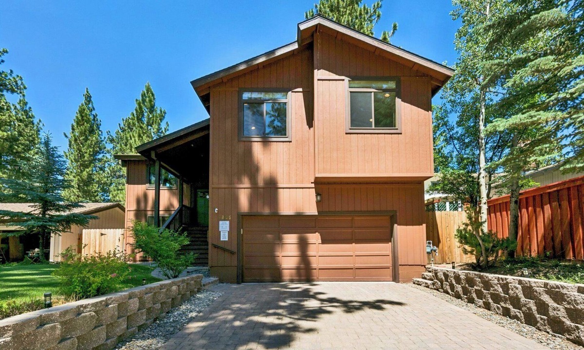 Highland Woods House | Family Home with Pool Table, Upgraded Kitchen -Minutes to Beach - Midtown Location